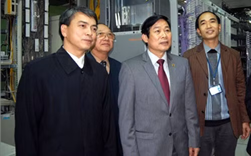 Ông Trần Mạnh Hùng (ngoài cùng bên trái) giới thiệu hệ thống mạng viễn thông của Hà Nội với Bộ trưởng Bộ Thông tin và Truyền thông Nguyễn Bắc Son - Ảnh: ITCnews.