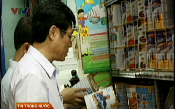 Thu hồi sữa nhiễm khuẩn (Ảnh: VTV News). Thu hồi sữa nhiễm khuẩn (Ảnh: VTV News).