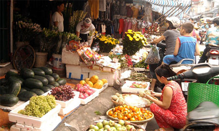 Dù rau quả đắt đỏ, bà nội trợ vẫn phải mua đầy đủ để cúng rằm. Dù rau quả đắt đỏ, bà nội trợ vẫn phải mua đầy đủ để cúng rằm.