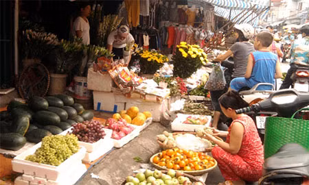 Dù rau quả đắt đỏ, bà nội trợ vẫn phải mua đầy đủ để cúng rằm.