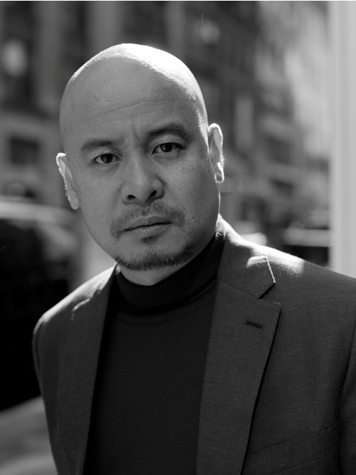 Đặng Lê Nguyên Vũ bị coi là “dại dột” khi, như lời lục bát bạn bè đặt cho ông: “Đang không lo chuyện bao đồng/Sống trong nhung lụa mà lòng chẳng yên”.