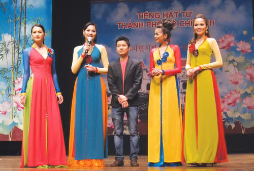 Thuận Việt (giữa) một lần giao lưu văn hóa tại Hàn Quốc - Ảnh: NVCC