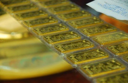 Các giao dịch mua vàng từ 300 triệu đồng trở lên sẽ phải xuất trình chứng minh thư. Ảnh: Anh Quân Các giao dịch mua vàng từ 300 triệu đồng trở lên sẽ phải xuất trình chứng minh thư. Ảnh: Anh Quân