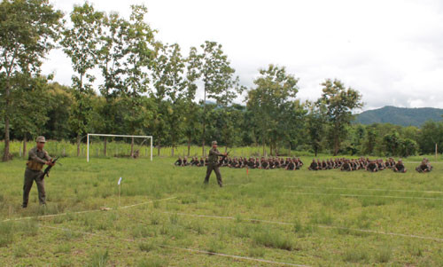 Chiến sĩ mới tập ném lựu đạn