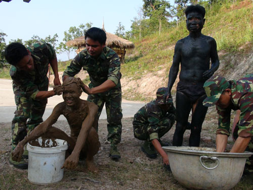 Phân đội Trinh sát đang tổ chức hóa trang...