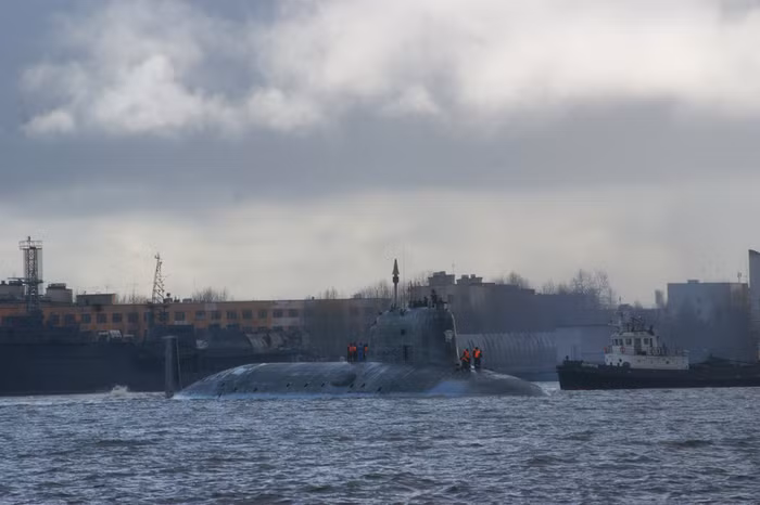 Tàu dài 120 mét, có lượng choán nước 8,6 nghìn/13,8 nghìn tấn, có khả năng lặn sâu 600 mét, chạy với vận tốc 16/31 hải lý (khoảng 57 km/giờ) và cho phép chở đoàn thủy thủ tới 90 người.