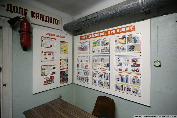 Bảng hướng dẫn công cộng trong hầm ngầm