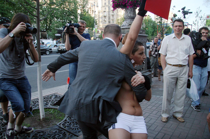 Phong trào FEMEN xuất hiện tại Ucraina Phong trào FEMEN xuất hiện tại Ucraina