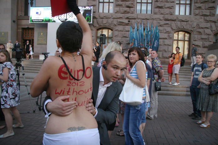 Phong trào FEMEN xuất hiện tại Ucraina Phong trào FEMEN xuất hiện tại Ucraina