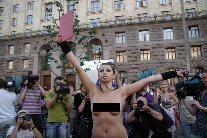 Phong trào FEMEN xuất hiện tại Ucraina Phong trào FEMEN xuất hiện tại Ucraina
