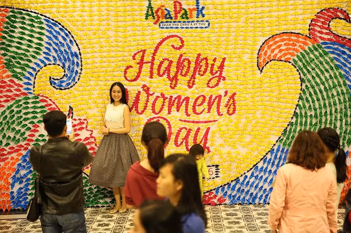 Du khách đến Asia Park dịp 8/3 vừa qua đã có những phút “check in” ý nghĩa bên bạn bè, người thân.