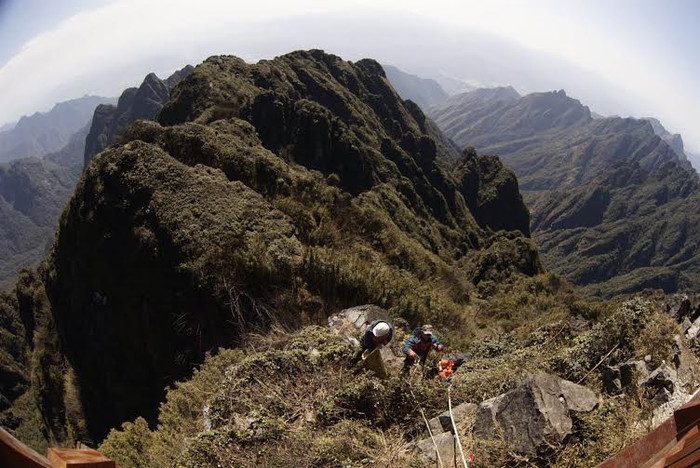 Trước khi xuống núi, đồng đội cùng nhau kiểm tra kỹ độ an toàn của dây bảo hiểm. Họ cần mẫn vượt qua những tảng đá chênh vênh, sắc cạnh để nhặt rác, không quản thời tiết nắng nôi. Trước khi xuống núi, đồng đội cùng nhau kiểm tra kỹ độ an toàn của dây bảo hiểm. Họ cần mẫn vượt qua những tảng đá chênh vênh, sắc cạnh để nhặt rác, không quản thời tiết nắng nôi.
