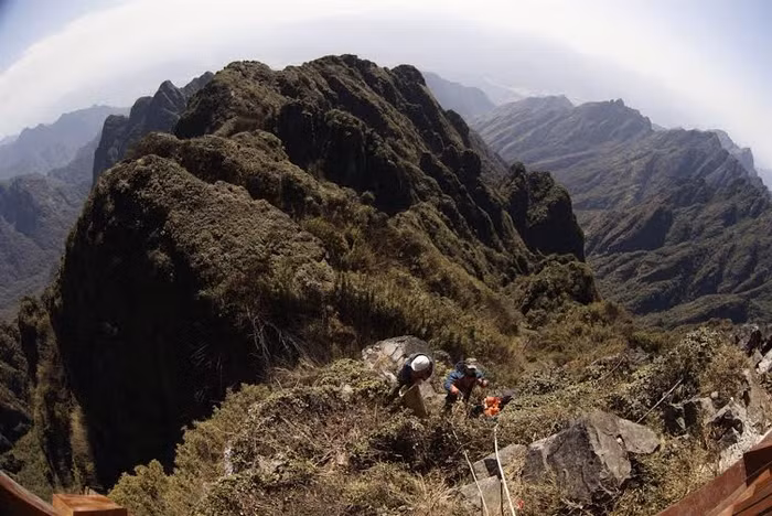 Trước khi xuống núi, đồng đội cùng nhau kiểm tra kỹ độ an toàn của dây bảo hiểm. Họ cần mẫn vượt qua những tảng đá chênh vênh, sắc cạnh để nhặt rác, không quản thời tiết nắng nôi.