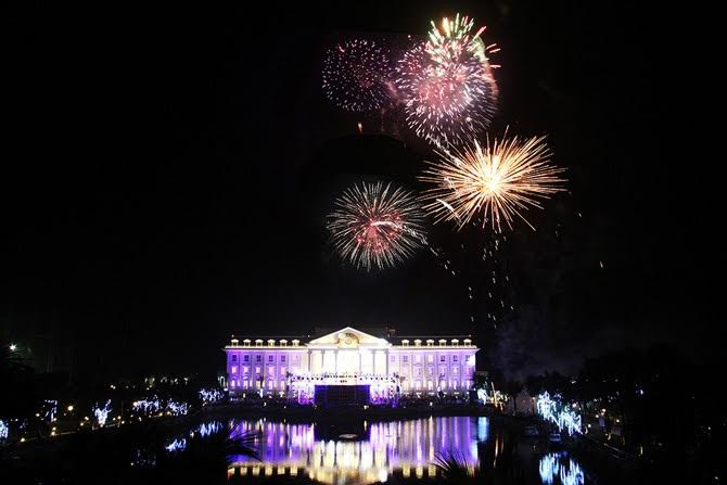 Pháo hoa nghệ thuật tại FLC Vĩnh Thịnh Resort trong ngày khai trương.