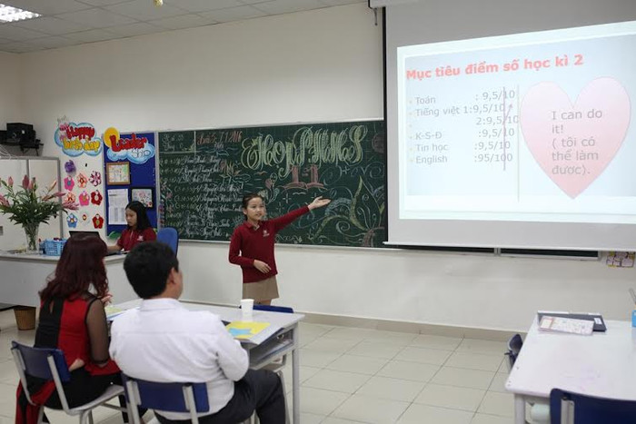 Học sinh Vinschool chủ động trình bày mục tiêu SMART trong Kỳ họp phụ huynh 1:1 do chính học sinh chủ trì. Học sinh Vinschool chủ động trình bày mục tiêu SMART trong Kỳ họp phụ huynh 1:1 do chính học sinh chủ trì.