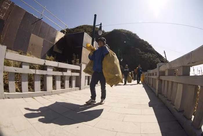 Rác thải sẽ được tập kết chuyển tới cơ sở môi trường đô thị của Sapa để tiến hành xử lý. Lãnh đạo Công ty Dịch vụ Du lịch cáp treo Fansipan Sapa cho hay, đơn vị sẽ còn phải tuyển dụng thêm nhiều nhân sự có kinh nghiệm làm việc lâu năm trong lĩnh vực môi trường để công tác xử lý rác thải được tiến hành thường xuyên và chuyên nghiệp hơn, góp phần gìn giữ môi trường và bảo vệ cảnh quan Hoàng Liên Sơn.