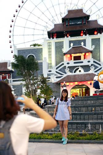 1.000 món quà đặc biệt đã được trao cho 1.000 nữ du khách tham gia chụp ảnh và check in trên trang fanpage của Asia Park. 1.000 món quà đặc biệt đã được trao cho 1.000 nữ du khách tham gia chụp ảnh và check in trên trang fanpage của Asia Park.