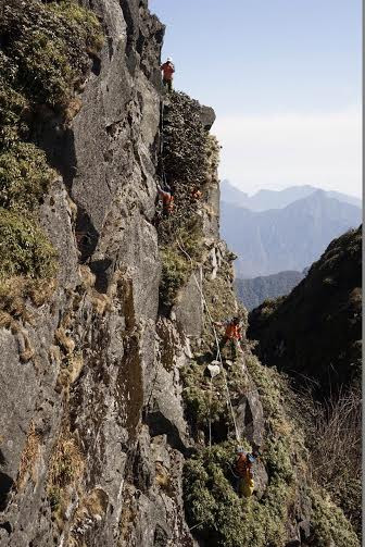 Địa hình vách đá cheo leo, núi rừng hiểm trở nên yêu cầu đảm bảo an toàn được xem là tối thượng. Địa hình vách đá cheo leo, núi rừng hiểm trở nên yêu cầu đảm bảo an toàn được xem là tối thượng.