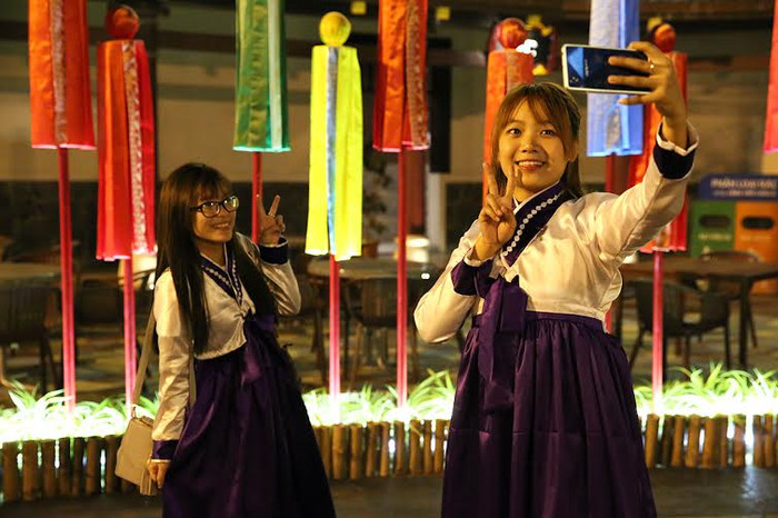 Ngoài việc tận hưởng niềm vui bất tận từ những trò chơi độc đáo, hấp dẫn, Asia Park còn là cánh cửa mở ra không gian văn hóa đặc trưng của 10 quốc gia Châu Á. Các bà, các mẹ, các chị và các em gái sẽ có cơ hội chiêm ngưỡng vẻ đẹp kiến trúc và cảm nhận những giá trị văn hóa đặc sắc của nhiều quốc gia như Singapore, Nhật Bản, Hàn Quốc, Trung Quốc, Việt Nam, Ấn Độ, Thái Lan… Ngoài việc tận hưởng niềm vui bất tận từ những trò chơi độc đáo, hấp dẫn, Asia Park còn là cánh cửa mở ra không gian văn hóa đặc trưng của 10 quốc gia Châu Á. Các bà, các mẹ, các chị và các em gái sẽ có cơ hội chiêm ngưỡng vẻ đẹp kiến trúc và cảm nhận những giá trị văn hóa đặc sắc của nhiều quốc gia như Singapore, Nhật Bản, Hàn Quốc, Trung Quốc, Việt Nam, Ấn Độ, Thái Lan…