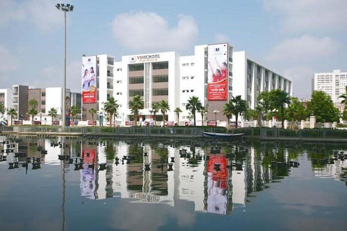 Với nền tảng cơ sở vật chất vượt trội, Hệ thống giáo dục Vinschool hiện đang là “ngôi nhà thứ hai” của hơn 10.000 nghìn học sinh các cấp. Với nền tảng cơ sở vật chất vượt trội, Hệ thống giáo dục Vinschool hiện đang là “ngôi nhà thứ hai” của hơn 10.000 nghìn học sinh các cấp.