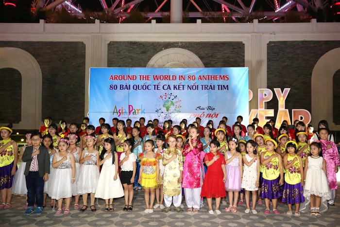 Carpi Pertti cùng các em nhỏ làng SOS hát vang bài Tiến quân ca- giai điệu thiêng liêng tự hào của người Việt Nam. Carpi Pertti cùng các em nhỏ làng SOS hát vang bài Tiến quân ca- giai điệu thiêng liêng tự hào của người Việt Nam.