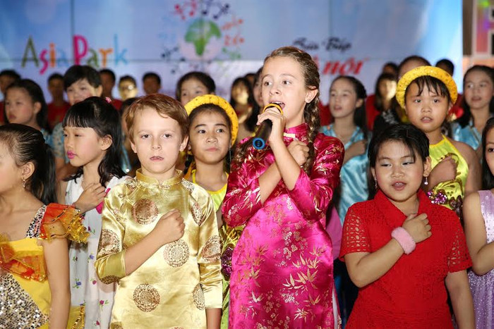 Giọng hát trong trẻo của Carpi Perrit truyền cảm chạm tới trái tim người nghe. Giọng hát trong trẻo của Carpi Perrit truyền cảm chạm tới trái tim người nghe.