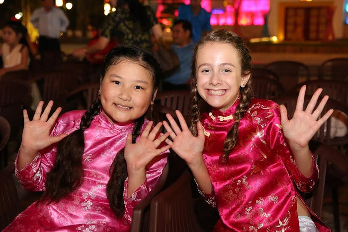 Âm nhạc đã xóa nhòa rào cản ngôn ngữ hay khoảng cách địa lý. Âm nhạc đã xóa nhòa rào cản ngôn ngữ hay khoảng cách địa lý.