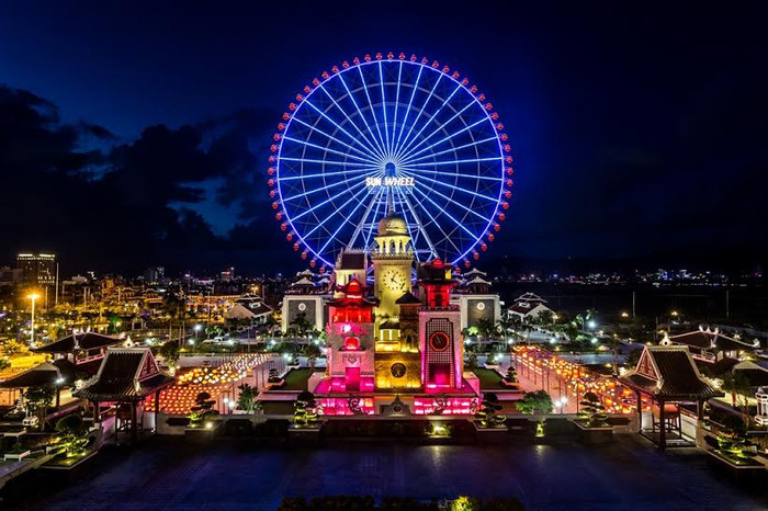 Sun Wheel - Vòng xoay Mặt trời khổng lồ, thuộc top 10 vòng quay cao nhất thế giới. Sun Wheel - Vòng xoay Mặt trời khổng lồ, thuộc top 10 vòng quay cao nhất thế giới.