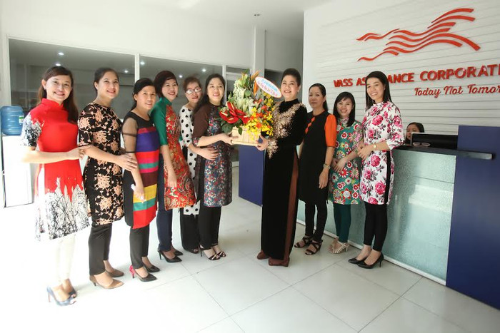 Bà Đỗ Minh Đức, CEO VASS và Lãnh sự Nam Phi chúc mừng ngày Quốc tế phụ nữ 8/3.