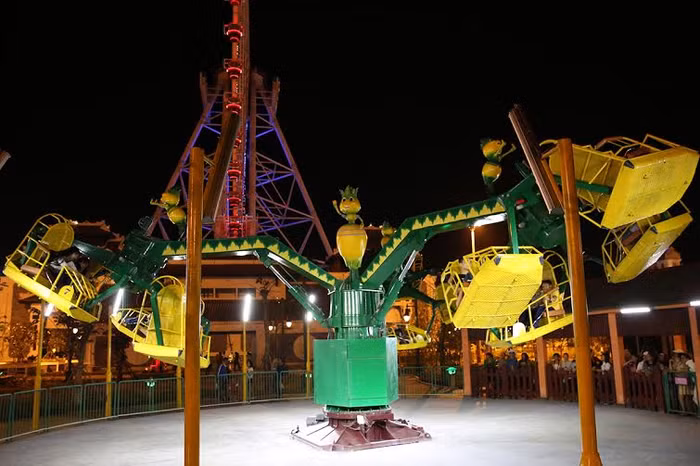 Cùng với việc giảm 50% giá vé cho nữ giới, Asia Park còn tặng họ một món quà đầy bất ngờ khi ra mắt hai trò chơi mới hấp dẫn, sôi động dành cho những cô gái ưa mạo hiểm là Fireflies Forest và Kabuki Truck. Trò Fireflies Forest mang lại cho du khách cảm giác được bay lượn tỏa sáng giữa trời đêm như những chú đom đóm nhỏ đáng yêu.