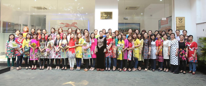 Bà Đỗ Thị Kim Liên (đứng giữa) - Lãnh sự Nam Phi tại TP.HCM và nhân viên nữ của VASS hưởng ứng phong trào mặc áo dài nơi công sở.