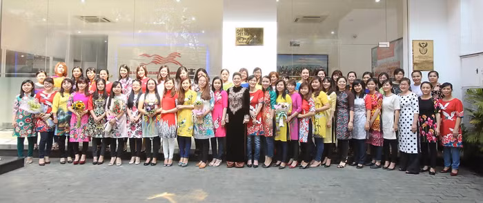 Bà Đỗ Thị Kim Liên (đứng giữa) - Lãnh sự Nam Phi tại TP.HCM và nhân viên nữ của VASS hưởng ứng phong trào mặc áo dài nơi công sở.