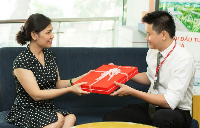 Cán bộ nhân viên Techcombank không ngừng tự hoàn thiện để mang tới trải nghiệm dịch vụ tốt nhất cho khác hàng. Cán bộ nhân viên Techcombank không ngừng tự hoàn thiện để mang tới trải nghiệm dịch vụ tốt nhất cho khác hàng.