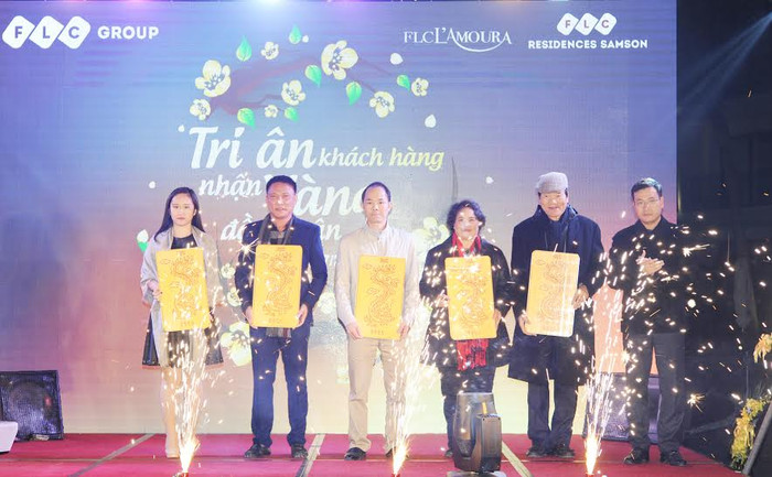 Cư dân FLC L’Amoura Sầm Sơn nhận lì xì đầu năm bằng vàng. Cư dân FLC L’Amoura Sầm Sơn nhận lì xì đầu năm bằng vàng.