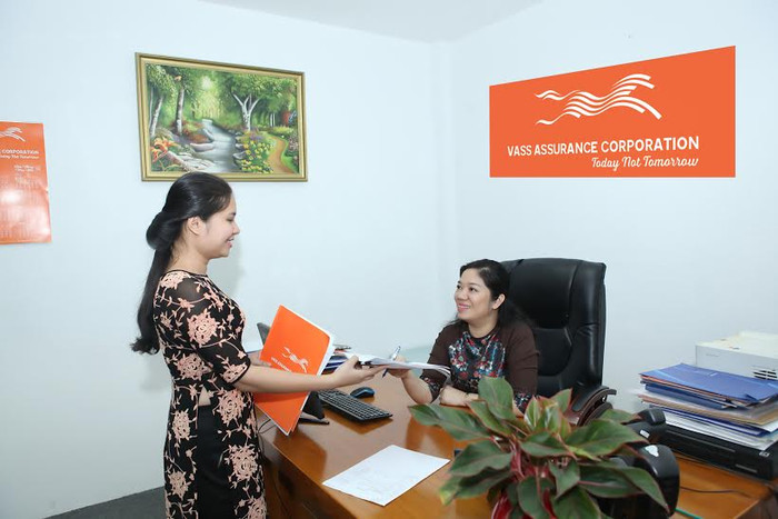 Duyên dáng áo dài nơi công sở.