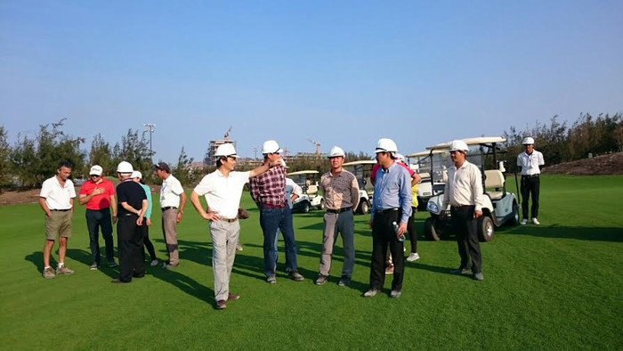 Chủ tịch FLC thăm sân golf FLC Quy Nhơn Golf Links - hoàn thành tháng 11/2015 – một trong ba sân đẹp nhất châu Á. Chủ tịch FLC thăm sân golf FLC Quy Nhơn Golf Links - hoàn thành tháng 11/2015 – một trong ba sân đẹp nhất châu Á.