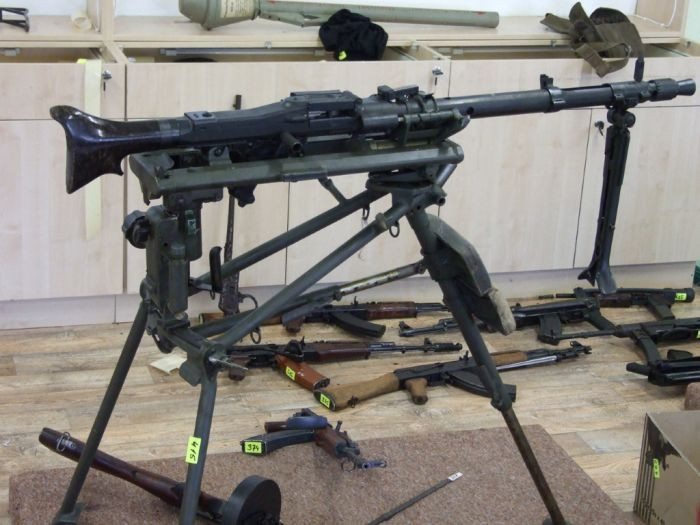 Tại cơ sở buôn bán này có rất nhiều các loại vũ khí được bày bán, chúng đều được đính kèm với các mức giá khác nhau.