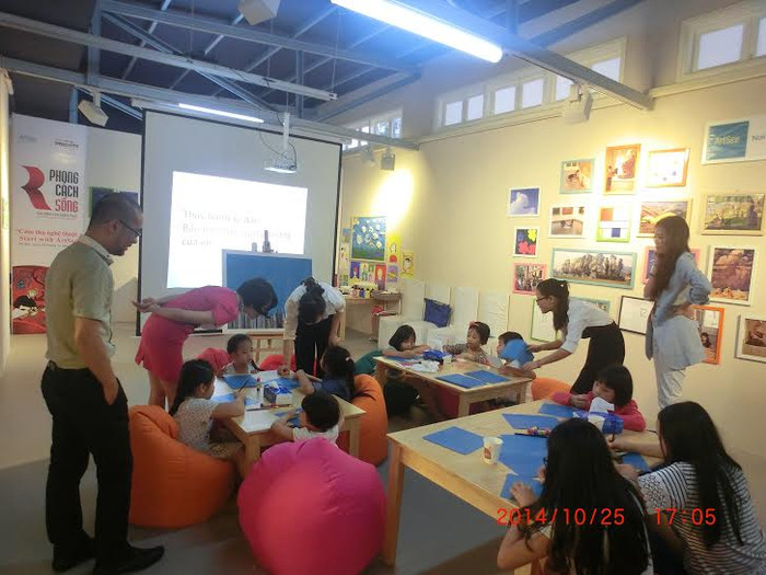 Tham dự lớp học, trẻ sẽ cùng phân tích, đánh giá và cảm thụ các tác phẩm nghệ thuật một cách đa chiều. Tham dự lớp học, trẻ sẽ cùng phân tích, đánh giá và cảm thụ các tác phẩm nghệ thuật một cách đa chiều.