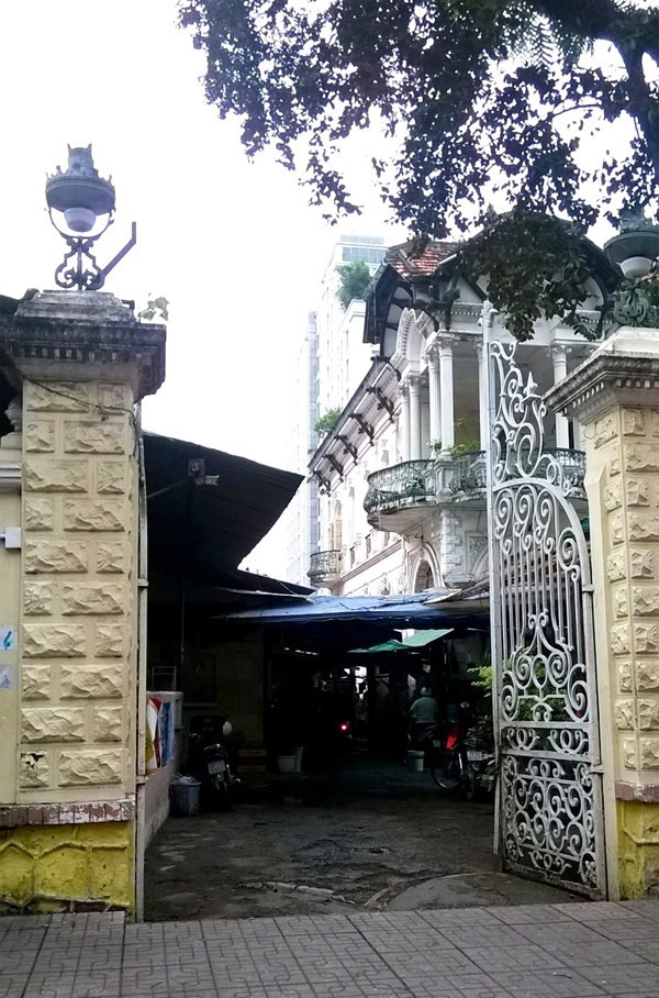 Cửa sắt, màu tường vẫn còn khá mới do được chủ nhà thường xuyên tu sửa. Cửa sắt, màu tường vẫn còn khá mới do được chủ nhà thường xuyên tu sửa.