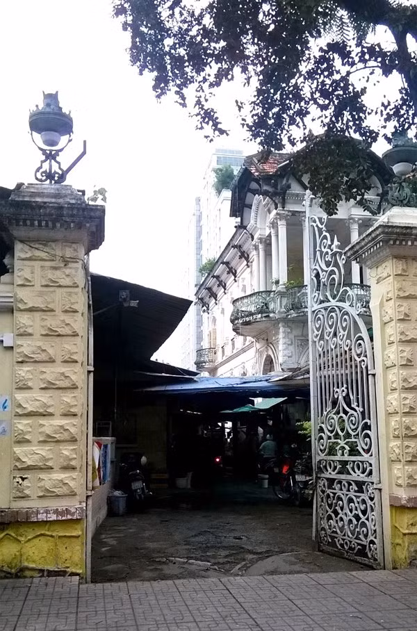 Cửa sắt, màu tường vẫn còn khá mới do được chủ nhà thường xuyên tu sửa.