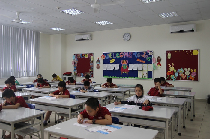 …và cũng rất nghiêm túc khi làm bài thi.