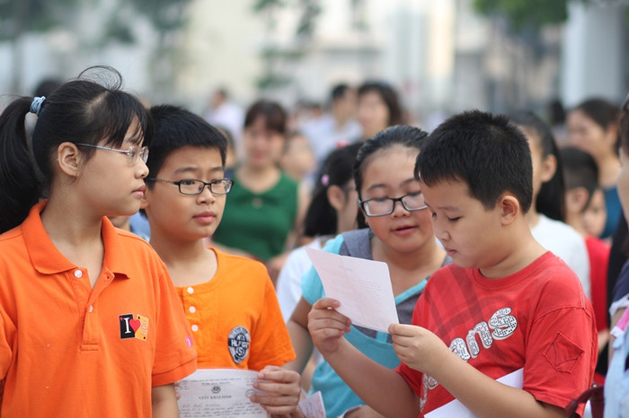 Sôi nổi trao đổi kết quả khi bước ra khỏi phòng thi.