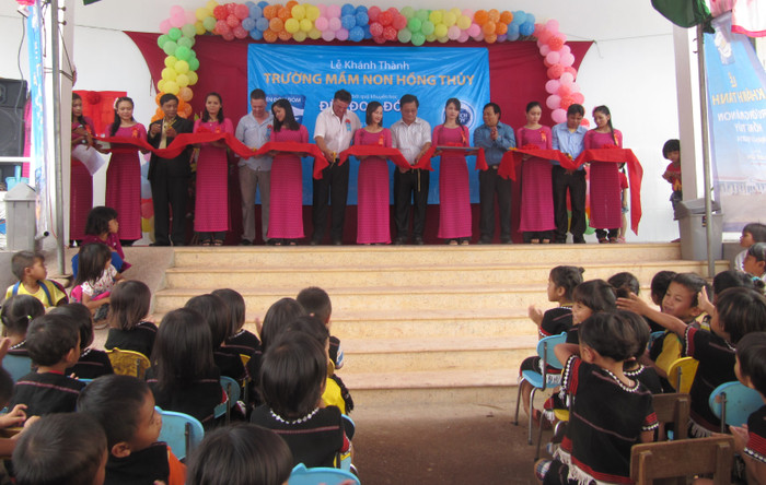 Các khách mời cắt băng khánh thành trường Đèn Đom Đóm Hồng Thủy. Các khách mời cắt băng khánh thành trường Đèn Đom Đóm Hồng Thủy.