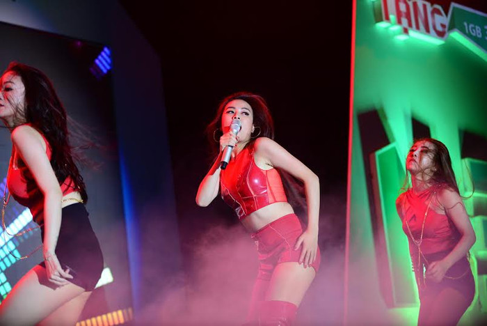 Cùng với các bản hit sôi động quen thuộc Rung động, Crazy... và phần vũ đạo điêu luyện, giọng ca đến từ Hà Nội hừng hực lửa “đốt cháy” khán giả thành Vinh. Cùng với các bản hit sôi động quen thuộc Rung động, Crazy... và phần vũ đạo điêu luyện, giọng ca đến từ Hà Nội hừng hực lửa “đốt cháy” khán giả thành Vinh.