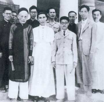 Ông Ngô Tử Hạ ngoài cùng bên trái.