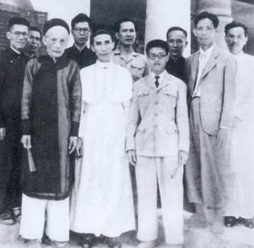 Ông Ngô Tử Hạ ngoài cùng bên trái.