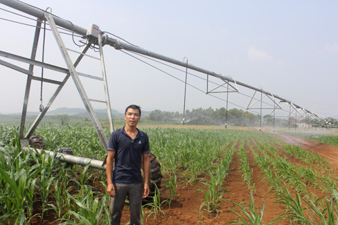 Anh Đinh Bá Hùng, công nhân điều khiển cánh tay tưới Anh Đinh Bá Hùng, công nhân điều khiển cánh tay tưới