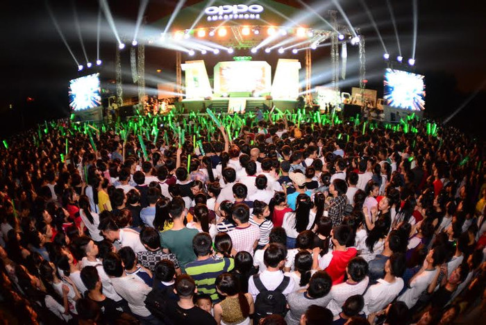 Toàn bộ khuôn viên Công viên Trung tâm, TP.Vinh với sức chứa hơn 40.000 khán giả đã không còn một chỗ trống. Toàn bộ khuôn viên Công viên Trung tâm, TP.Vinh với sức chứa hơn 40.000 khán giả đã không còn một chỗ trống.