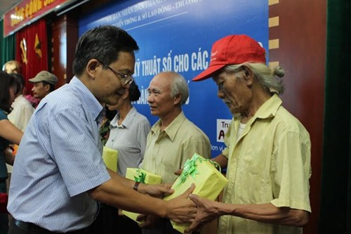 Ông Trần Đăng Tuấn - TS Trần Đăng Tuấn - Phó Chủ tịch HĐQT Công ty Cổ phần Nghe nhìn Toàn cầu - Truyền hình An Viên tặng đầu thu kỹ thuật số An Viên cho các hộ nghèo Hà Nội. Ông Trần Đăng Tuấn - TS Trần Đăng Tuấn - Phó Chủ tịch HĐQT Công ty Cổ phần Nghe nhìn Toàn cầu - Truyền hình An Viên tặng đầu thu kỹ thuật số An Viên cho các hộ nghèo Hà Nội.