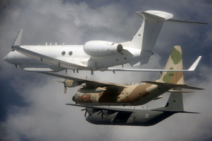 C-130J Super Hercules (sơn xám) bay cùng đội hình máy bay hỗ trợ của Không quân Israel C-130J Super Hercules (sơn xám) bay cùng đội hình máy bay hỗ trợ của Không quân Israel